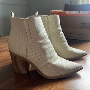 Universal Thread Cream Ankle Booties Women’s Sz. 11